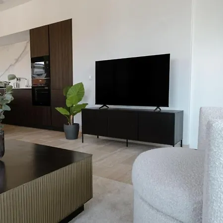 Modern 2br In Near Old Town *