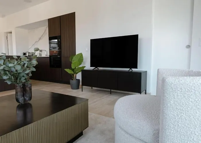 Modern 2br In Near Old Town *