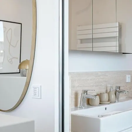 Modern 2br In Near Old Town *