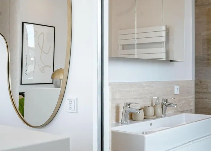 Modern 2br In Near Old Town *