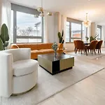 Modern 2br In Near Old Town